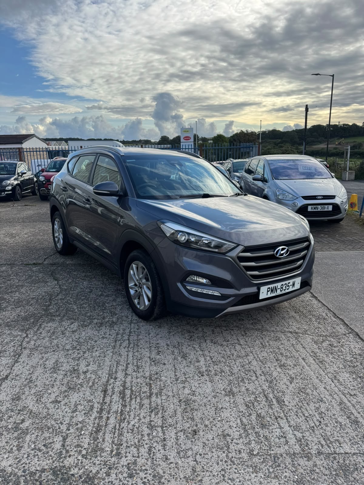 HYUNDAI TUCSON SE NAV view 2