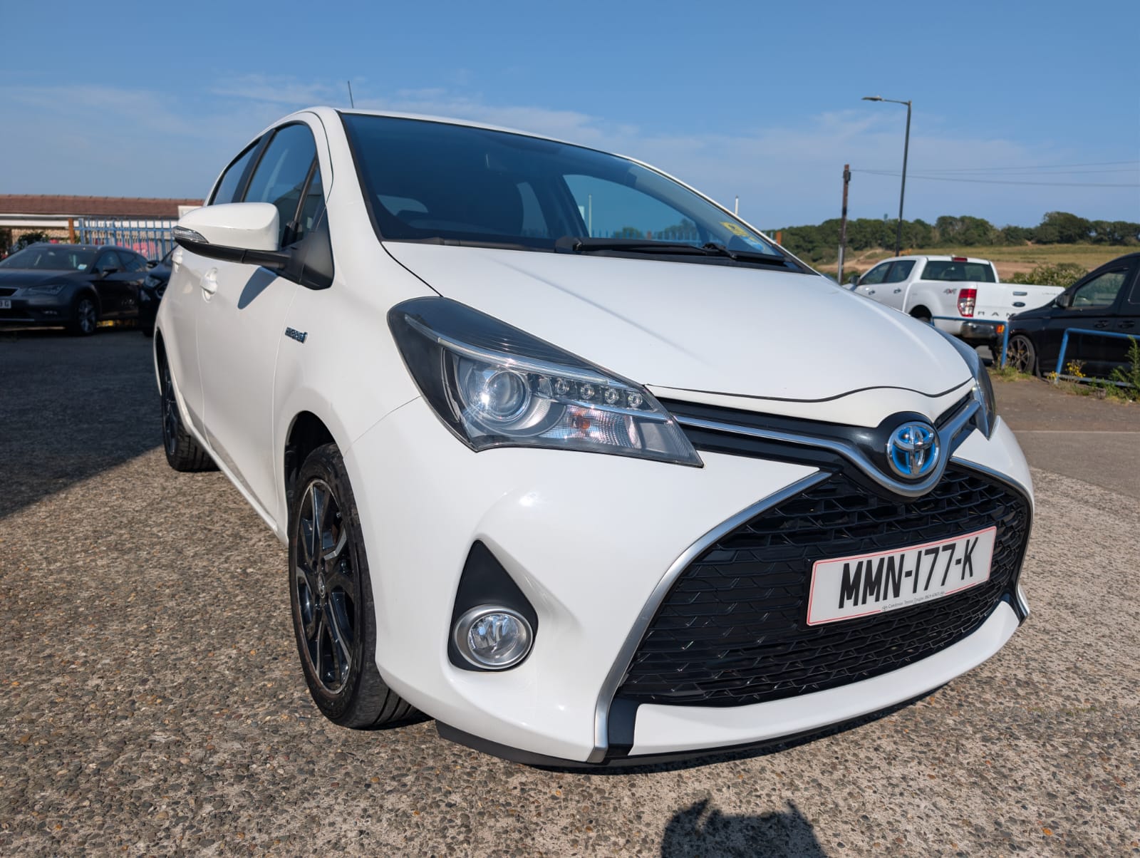 TOYOTA YARIS DESIGN HYBRID view 2